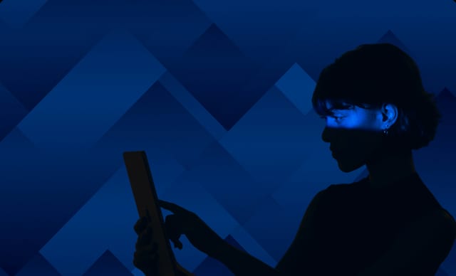 Person mit Tablet vor blauer Datenvisualisierung